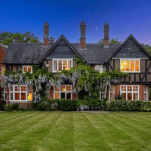Inside a £2,500,000 6 Bedroom Home 50 Minutes From London